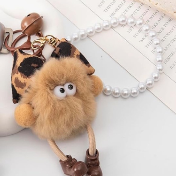 Furry bag/charm Keychain with Leopard Bow & Pearl wristlet - Picture 5 of 6